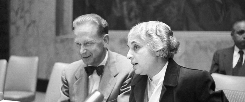 Mme Vijaya Lakshmi Pandit, de l’Inde, élue présidente de la huitième session de l'Assemblée générale, aux côtés de Dag Hammarskjöld, Secrétaire général de l’ONU. Photo ONU/AF