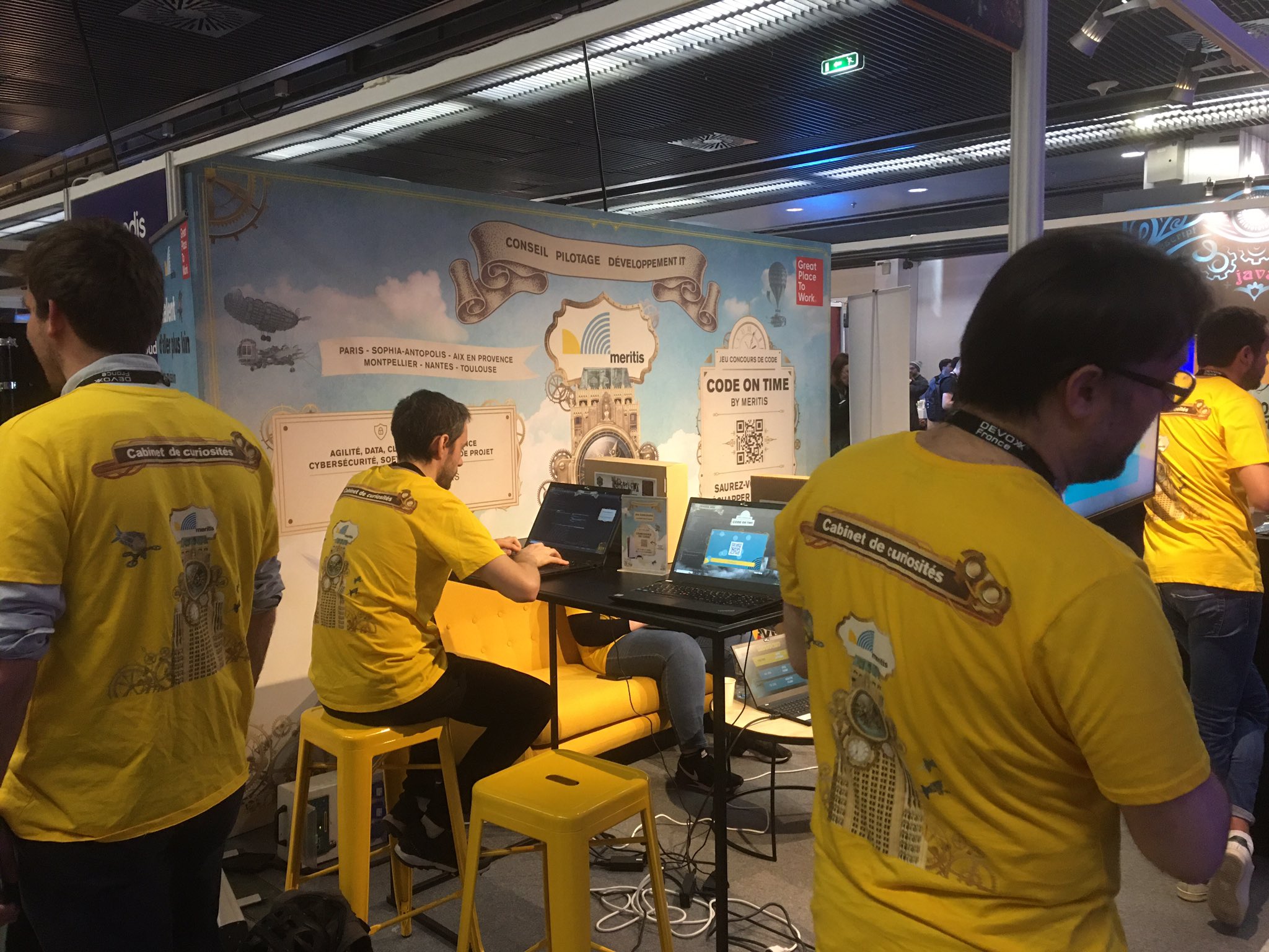 Le stand Meritis lors de Devoxx France 2023 et son jeu-concours "Code on time"